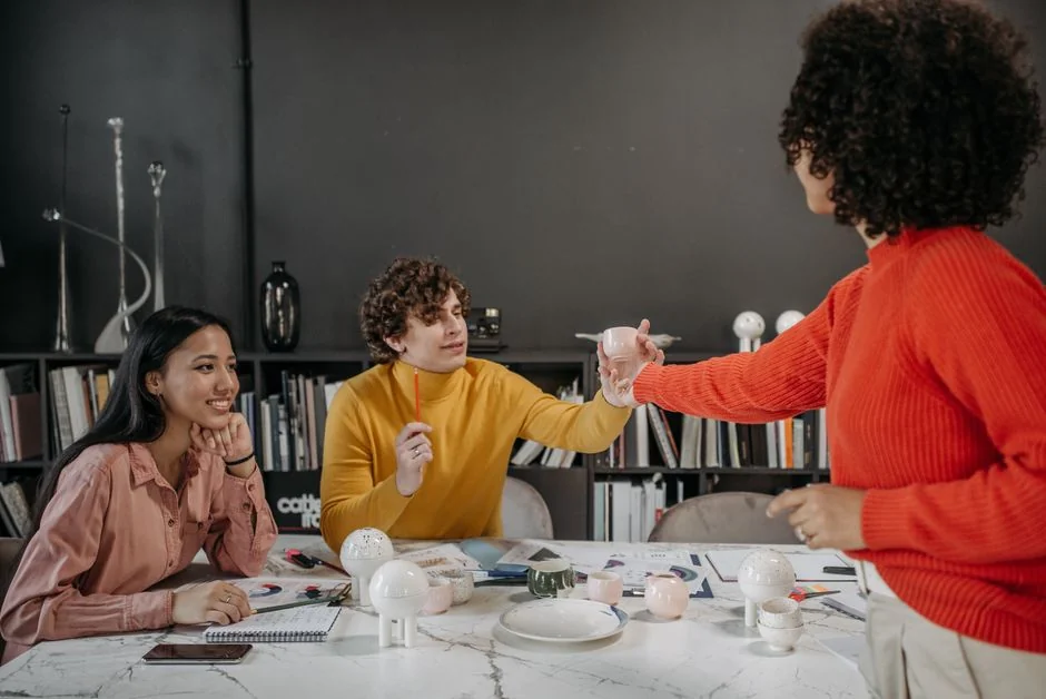 why-choose-us Présentation de design sur ordinateur portable et smartphone dans un espace de travail moderne.