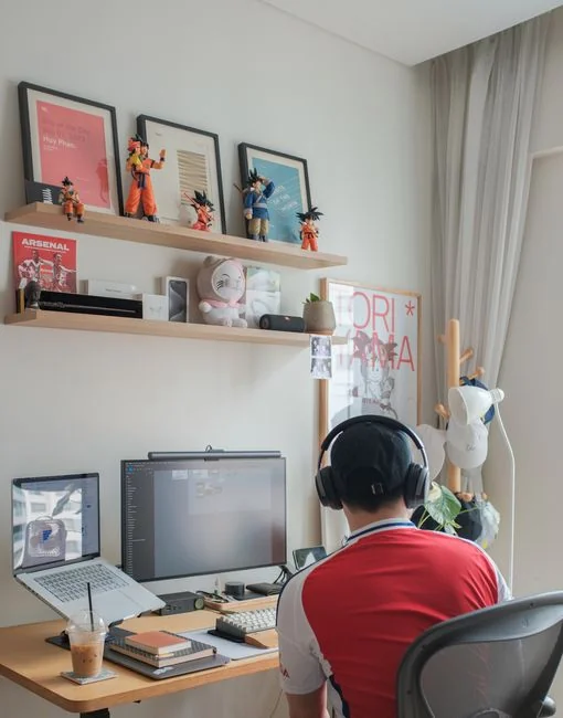 services-04 A contemporary workspace showcasing a laptop, tablet, and smartphones, ideal for tech and freelance use.